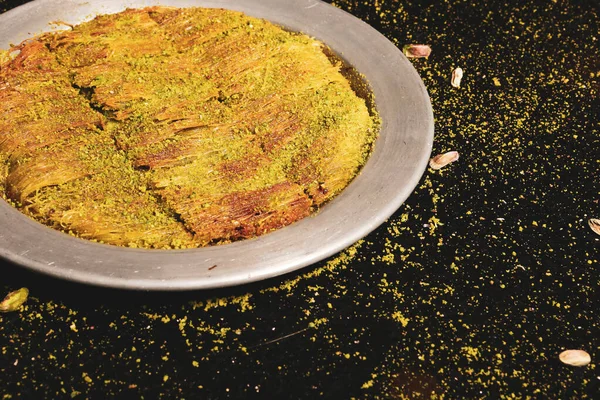 Türk tatlısı, kunafa, kaday fıstığı tozu ve peynirli sıcak yenilen tatlı