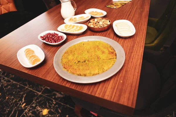 Türk tatlısı, kunafa, kaday fıstığı tozu ve peynirli sıcak yenilen tatlı