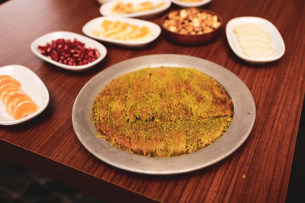 Türk tatlısı, kunafa, kaday fıstığı tozu ve peynirli sıcak yenilen tatlı