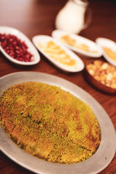 Kunefe Dessert Turc Kunafa Kadayif Avec Poudre Pistache Fromage Chaud — Photo