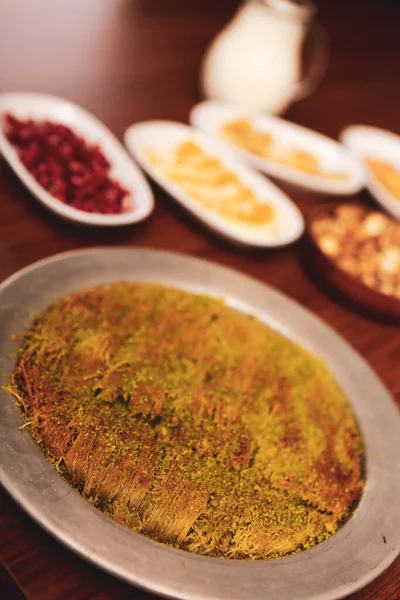 Türk tatlısı, kunafa, kaday fıstığı tozu ve peynirli sıcak yenilen tatlı