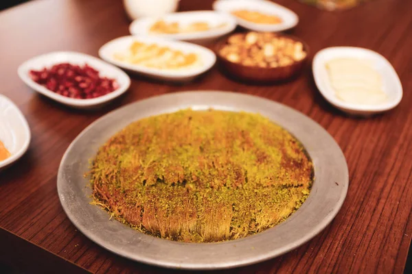 Turks Dessert Kunefe Kunafa Kadayif Met Pistache Poeder Kaas Heet — Stockfoto