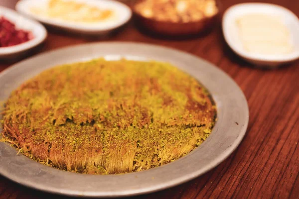 Turks Dessert Kunefe Kunafa Kadayif Met Pistache Poeder Kaas Heet — Stockfoto