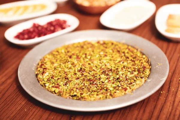 Turks Dessert Kunefe Kunafa Kadayif Met Pistache Poeder Kaas Heet — Stockfoto