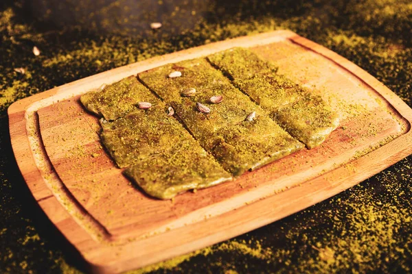 Türk tatlısı, kunafa, kaday fıstığı tozu ve peynirli sıcak yenilen tatlı