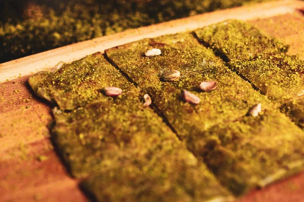 Türk tatlısı, kunafa, kaday fıstığı tozu ve peynirli sıcak yenilen tatlı