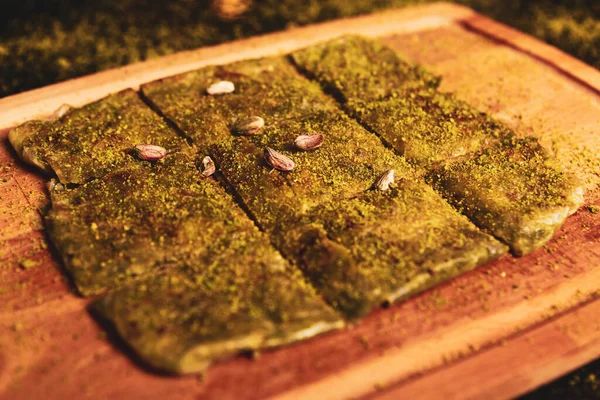 Türk tatlısı, kunafa, kaday fıstığı tozu ve peynirli sıcak yenilen tatlı