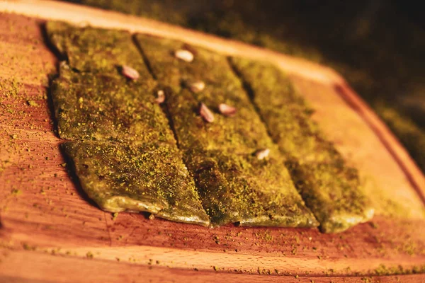 Türk tatlısı, kunafa, kaday fıstığı tozu ve peynirli sıcak yenilen tatlı