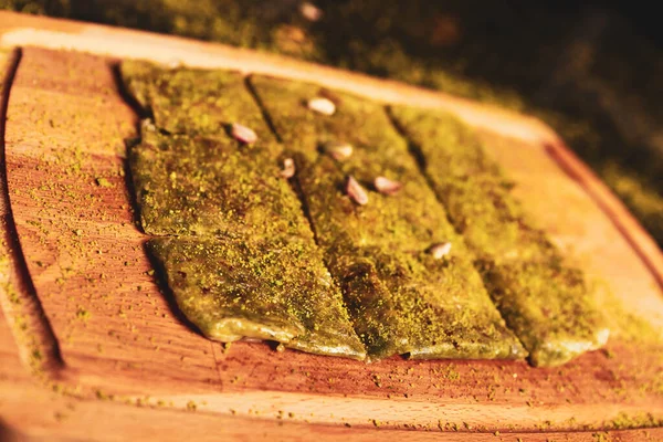 Türk tatlısı, kunafa, kaday fıstığı tozu ve peynirli sıcak yenilen tatlı