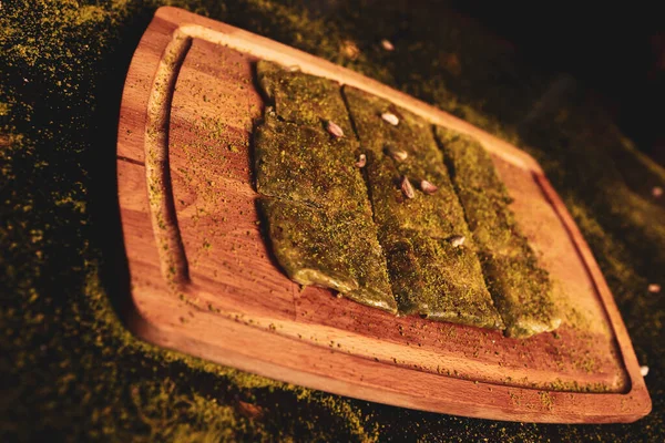 Türk tatlısı, kunafa, kaday fıstığı tozu ve peynirli sıcak yenilen tatlı