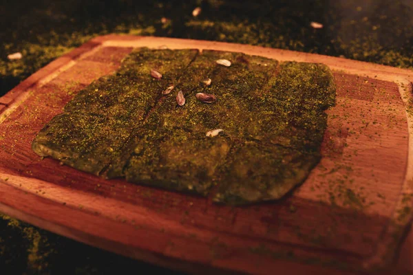 Türk tatlısı, kunafa, kaday fıstığı tozu ve peynirli sıcak yenilen tatlı