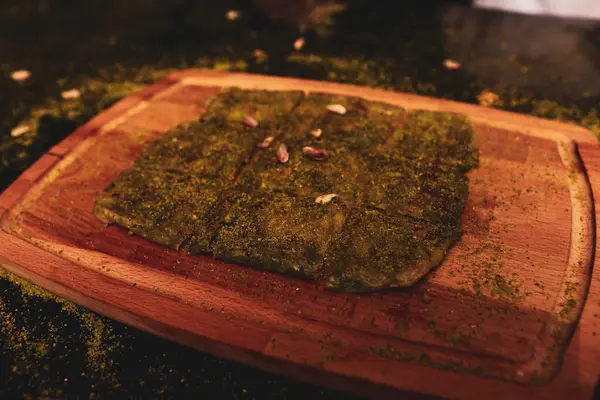 Türk tatlısı, kunafa, kaday fıstığı tozu ve peynirli sıcak yenilen tatlı