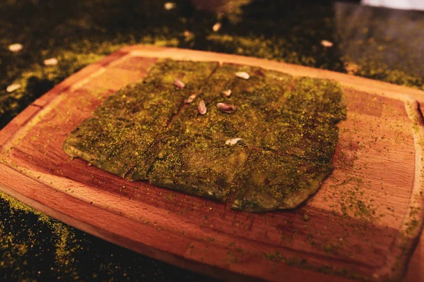 Türk tatlısı, kunafa, kaday fıstığı tozu ve peynirli sıcak yenilen tatlı