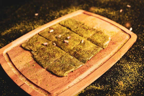 Türk tatlısı, kunafa, kaday fıstığı tozu ve peynirli sıcak yenilen tatlı