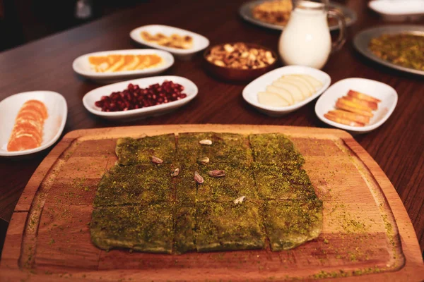 Türk tatlısı, kunafa, kaday fıstığı tozu ve peynirli sıcak yenilen tatlı