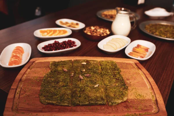 Türk tatlısı, kunafa, kaday fıstığı tozu ve peynirli sıcak yenilen tatlı