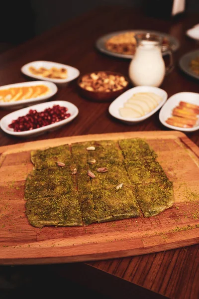 Türk tatlısı, kunafa, kaday fıstığı tozu ve peynirli sıcak yenilen tatlı