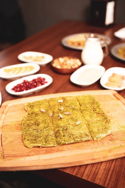 Türk tatlısı, kunafa, kaday fıstığı tozu ve peynirli sıcak yenilen tatlı