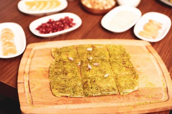 Türk tatlısı, kunafa, kaday fıstığı tozu ve peynirli sıcak yenilen tatlı