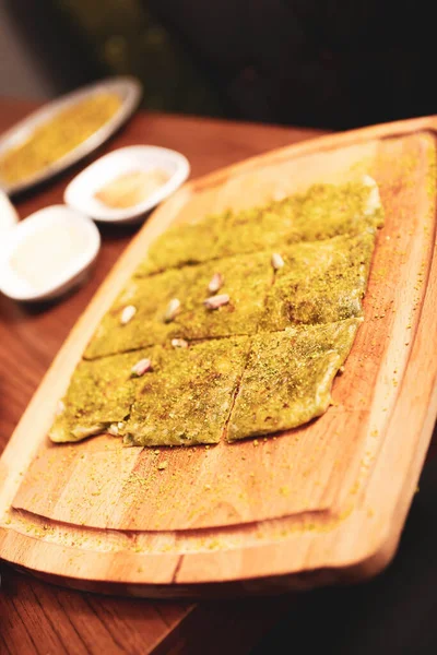 Türk tatlısı, kunafa, kaday fıstığı tozu ve peynirli sıcak yenilen tatlı