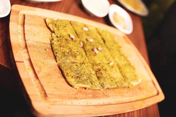 Türk tatlısı, kunafa, kaday fıstığı tozu ve peynirli sıcak yenilen tatlı