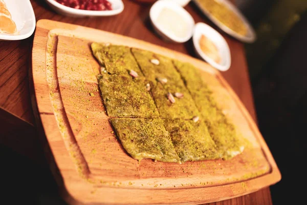 Türk tatlısı, kunafa, kaday fıstığı tozu ve peynirli sıcak yenilen tatlı