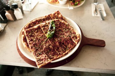 Geleneksel Türkçe fırında pide. Türk pizzası, Orta Doğu aperatifleri. Türk mutfağı. Et ile doldurulmuş çam