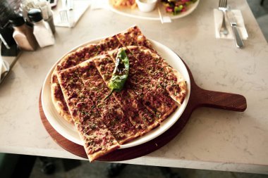 Geleneksel Türkçe fırında pide. Türk pizzası, Orta Doğu aperatifleri. Türk mutfağı. Et ile doldurulmuş çam