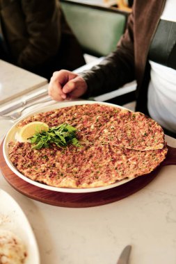 Geleneksel Türkçe fırında pide. Türk pizzası, Orta Doğu aperatifleri. Türk mutfağı. Et ile doldurulmuş çam