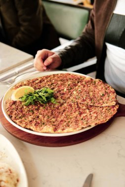 Geleneksel Türkçe fırında pide. Türk pizzası, Orta Doğu aperatifleri. Türk mutfağı. Et ile doldurulmuş çam