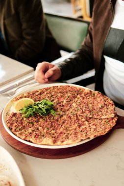 Geleneksel Türkçe fırında pide. Türk pizzası, Orta Doğu aperatifleri. Türk mutfağı. Et ile doldurulmuş çam