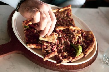 Geleneksel Türkçe fırında pide. Türk pizzası, Orta Doğu aperatifleri. Türk mutfağı. Et ile doldurulmuş çam