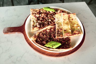 Geleneksel Türkçe fırında pide. Türk pizzası, Orta Doğu aperatifleri. Türk mutfağı. Et ile doldurulmuş çam