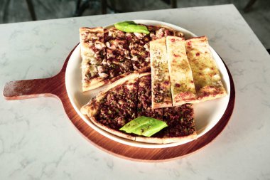 Geleneksel Türkçe fırında pide. Türk pizzası, Orta Doğu aperatifleri. Türk mutfağı. Et ile doldurulmuş çam