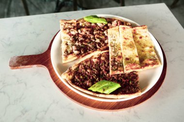 Geleneksel Türkçe fırında pide. Türk pizzası, Orta Doğu aperatifleri. Türk mutfağı. Et ile doldurulmuş çam