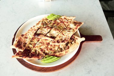 Geleneksel Türkçe fırında pide. Türk pizzası, Orta Doğu aperatifleri. Türk mutfağı. Et ile doldurulmuş çam