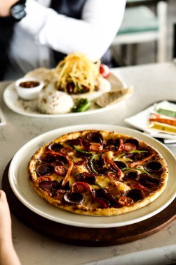 Geleneksel Türkçe fırında pide. Türk pizzası, Orta Doğu aperatifleri. Türk mutfağı. Et ile doldurulmuş çam