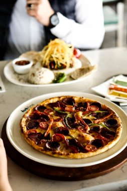 Geleneksel Türkçe fırında pide. Türk pizzası, Orta Doğu aperatifleri. Türk mutfağı. Et ile doldurulmuş çam