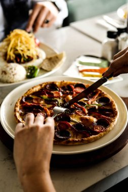 Geleneksel Türkçe fırında pide. Türk pizzası, Orta Doğu aperatifleri. Türk mutfağı. Et ile doldurulmuş çam