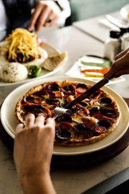 Geleneksel Türkçe fırında pide. Türk pizzası, Orta Doğu aperatifleri. Türk mutfağı. Et ile doldurulmuş çam