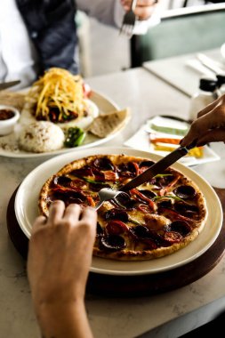 Geleneksel Türkçe fırında pide. Türk pizzası, Orta Doğu aperatifleri. Türk mutfağı. Et ile doldurulmuş çam