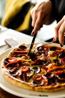 Geleneksel Türkçe fırında pide. Türk pizzası, Orta Doğu aperatifleri. Türk mutfağı. Et ile doldurulmuş çam