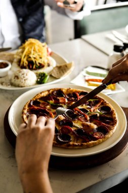 Geleneksel Türkçe fırında pide. Türk pizzası, Orta Doğu aperatifleri. Türk mutfağı. Et ile doldurulmuş çam