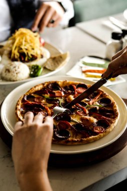 Geleneksel Türkçe fırında pide. Türk pizzası, Orta Doğu aperatifleri. Türk mutfağı. Et ile doldurulmuş çam
