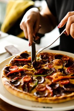 Geleneksel Türkçe fırında pide. Türk pizzası, Orta Doğu aperatifleri. Türk mutfağı. Et ile doldurulmuş çam