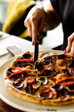 Geleneksel Türkçe fırında pide. Türk pizzası, Orta Doğu aperatifleri. Türk mutfağı. Et ile doldurulmuş çam