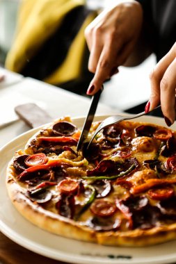 Geleneksel Türkçe fırında pide. Türk pizzası, Orta Doğu aperatifleri. Türk mutfağı. Et ile doldurulmuş çam