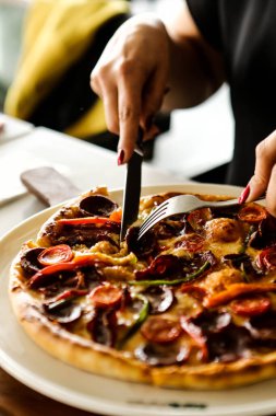 Geleneksel Türkçe fırında pide. Türk pizzası, Orta Doğu aperatifleri. Türk mutfağı. Et ile doldurulmuş çam