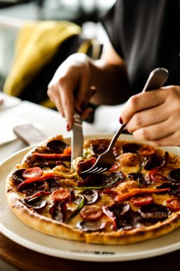 Geleneksel Türkçe fırında pide. Türk pizzası, Orta Doğu aperatifleri. Türk mutfağı. Et ile doldurulmuş çam