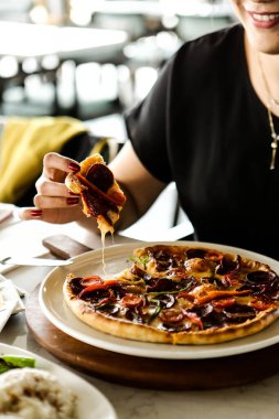 Geleneksel Türkçe fırında pide. Türk pizzası, Orta Doğu aperatifleri. Türk mutfağı. Et ile doldurulmuş çam